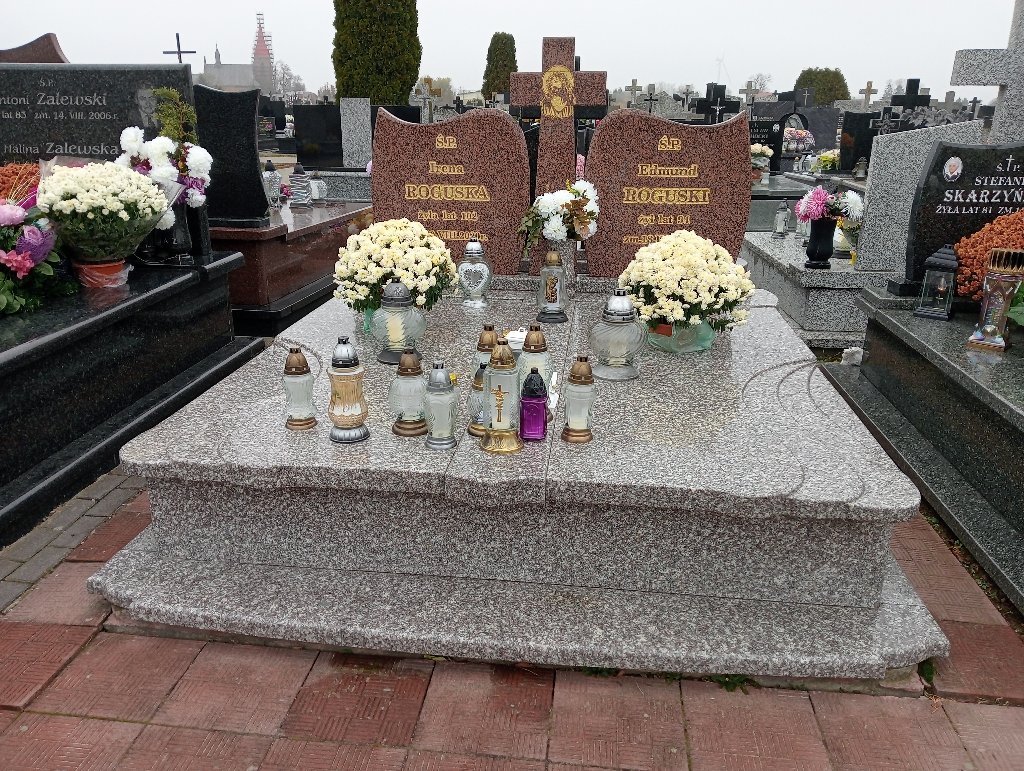 Grób Edmund Roguski